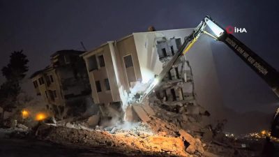 Hatay’da ağır hasarlı 5 katlı okulun iş makinasının dokunuşuyla yerle