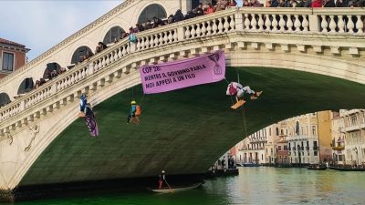 İklim aktivistleri, İtalya'nın kanallarıyla ünlü turistik Venedik kentindeki "Büyük Kanal"a