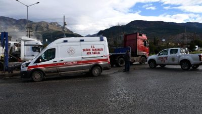 Hatay’ın Payas ilçesinde tır ile motosikletin çarpıştığı kazada motosiklet sürücüsü
