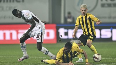 Necmi Kadıoğlu Stadyumu’nda oynanan İstanbulspor ile Trabzonspor maçında İstanbulspor sahadan