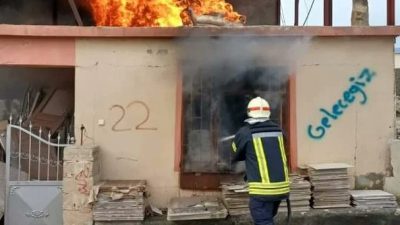 Hatay'ın Antakya ilçesinde bir evde çıkan yangın, itfaiye ekiplerinin çalışması