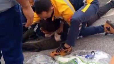 Hatay’da TEM Otoyolu’nda tır ile çarpışan pikabın kasasında bulunan vatandaşlar