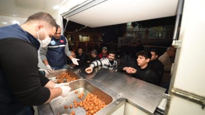 Antakya Belediyesi Regaip Kandili’ne özel TOKİ Camii’nde vatandaşlara tatlı ikramında