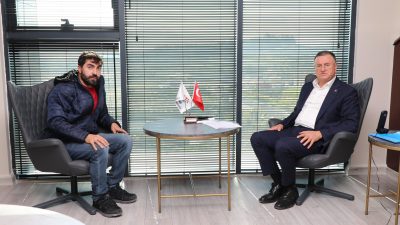 Hatay Büyükşehir Belediye Başkanı Doç. Dr. Lütfü Savaş, küçük çocuklarını