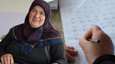 66 yaşındaki Hüsne Erdoğan, ailesinin maddi imkansızlıkları nedeniyle okula gidememiş