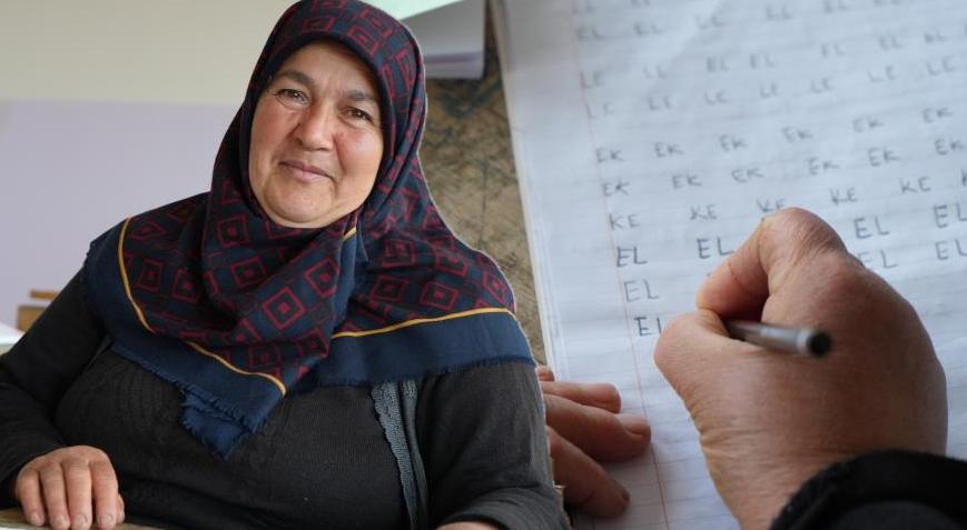 Depremzede kadın okuma yazma öğrendi