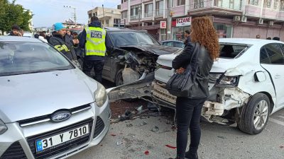 Hatay’ın Samandağ ilçesinde zincirleme kaza nedeniyle 3 otomobil ve 1