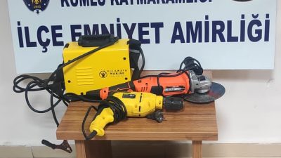 Hatay’ın Kumlu ilçesinde iş yerinden hırsızlık yaptığı iddiasıyla gözaltına alınan