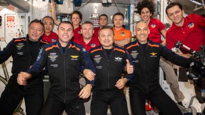 Gezeravcı, Instagram hesabından, kendilerini taşıyan kapsül kenetlendikten sonra diğer yolcularla