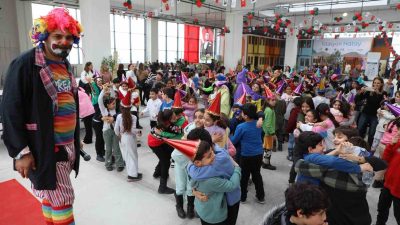 Depremin vurduğu Hatay’da çocuklar, büyükşehir belediyesi tarafından hazırlanan yılbaşı eğlence