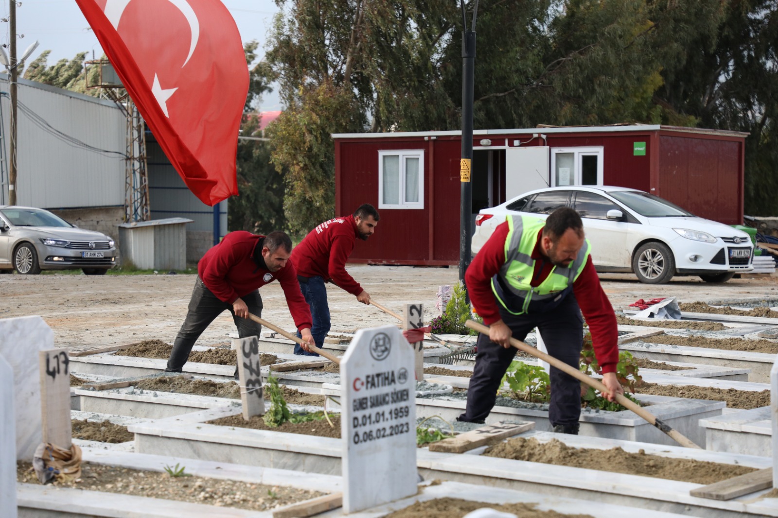 HBB Deprem şehitlerinin mezarlığını düzenledi