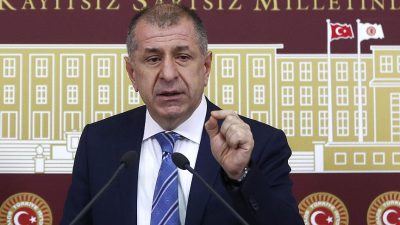 Zafer Partisi Genel Başkanı Ümit Özdağ, bugün Galata Köprüsü’nde düzenlenen