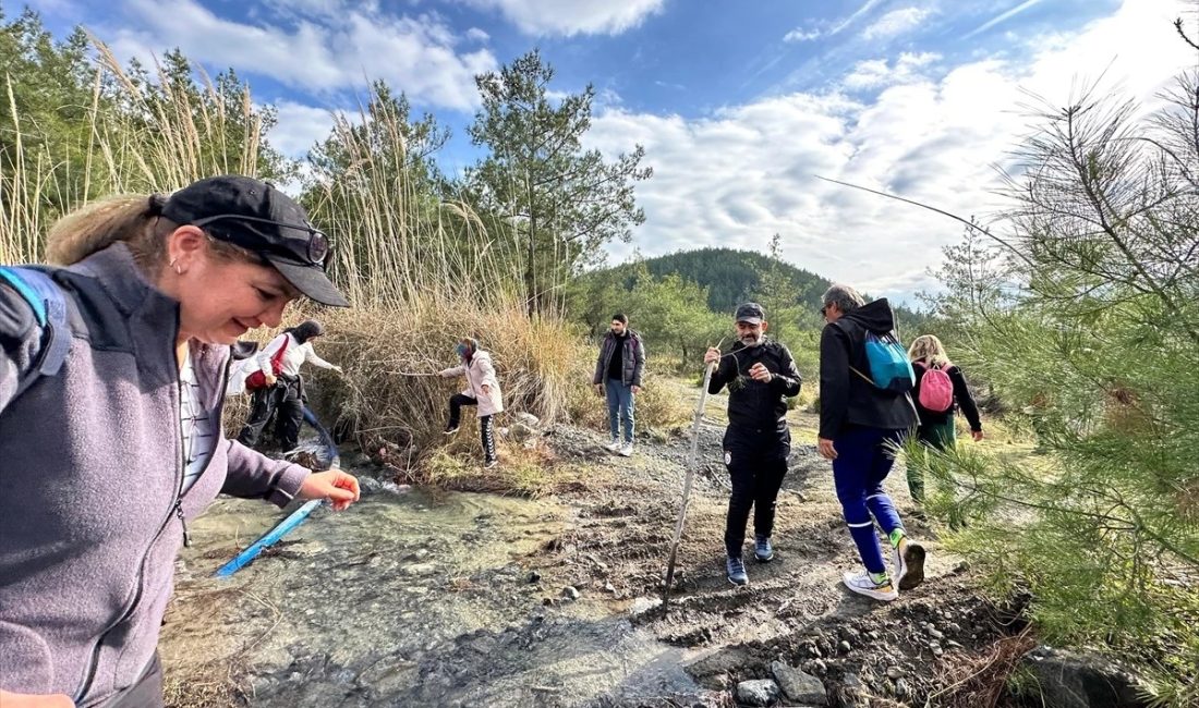 Çevre gönülleri Hatay’ın Erzin ilçesinde doğada bulunan atıkları temizledi.  45