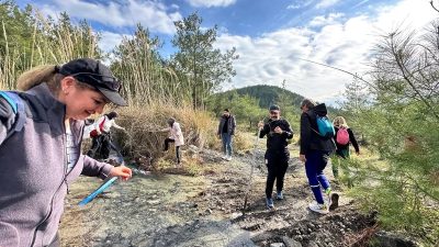 Çevre gönülleri Hatay’ın Erzin ilçesinde doğada bulunan atıkları temizledi.  45
