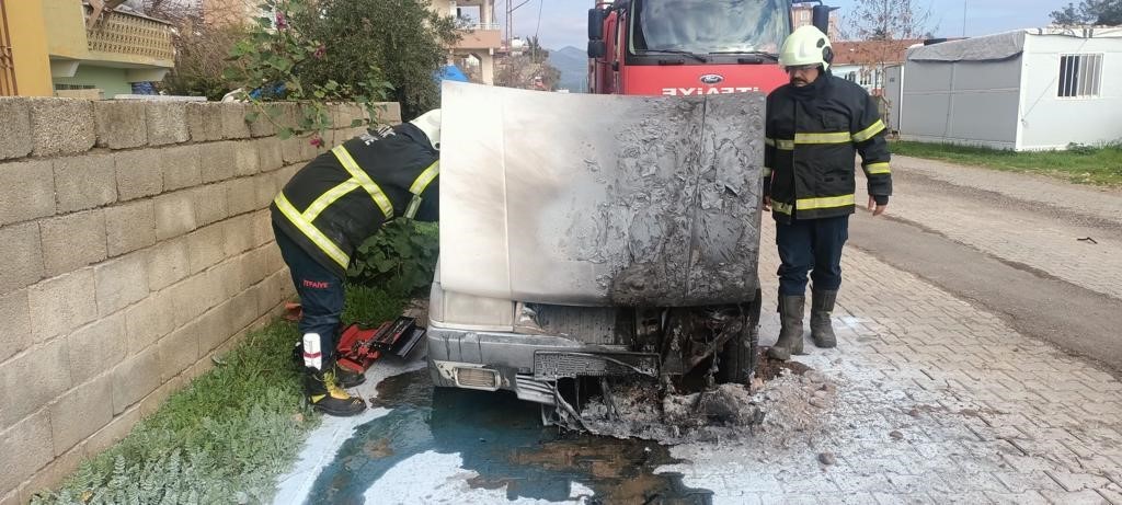 Otomobilde çıkan yangın söndürüldü