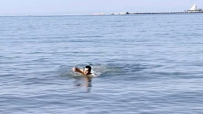 Hatay’ın Payas ilçesinde bir vatandaş, yağışlı havanın ardından günler sonra