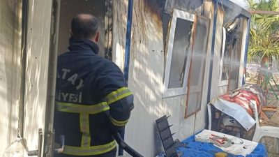 Hatay’da meydana gelen yangında konteyner kullanılmaz hale geldi. Yangın, Antakya