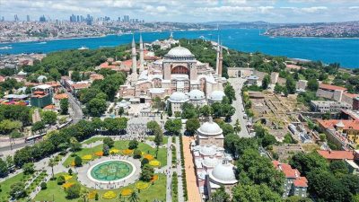 İstanbul’un simgelerinden biri olan Ayasofya Kebir Camii Şerifi’nde, ibadete gelenler