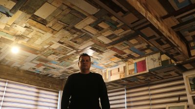 Hatay’da yaşanan depremin ardından, yıkılan evlerin enkazından toplanan ahşap parçalar,