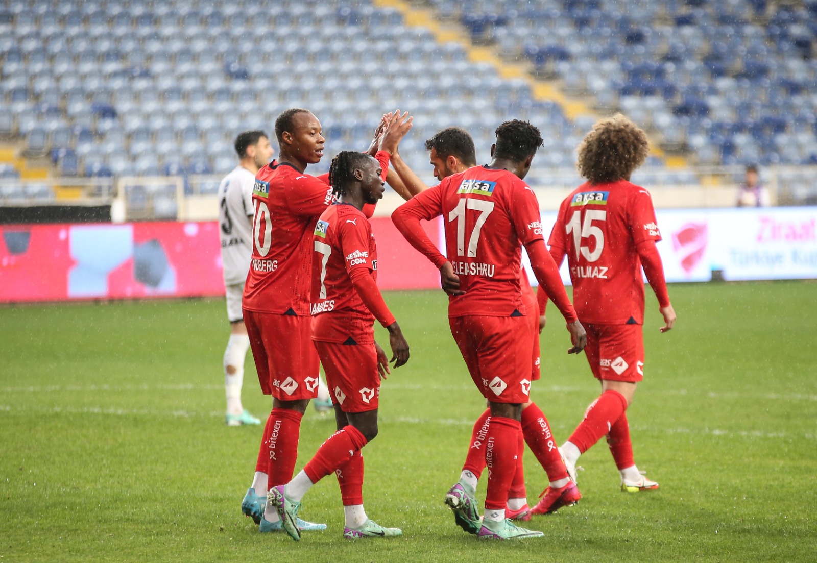 Hatayspor 5 golle tur atladı