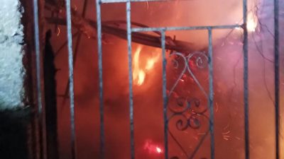 Hatay’ın Altınözü İlçesi Hacıpaşa Mahallesinde yaşanan mesken yangınında ev cayır cayır