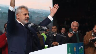 AKP Hatay Büyükşehir belediye başkan adayı Mehmet Öntürk Spor salonunda