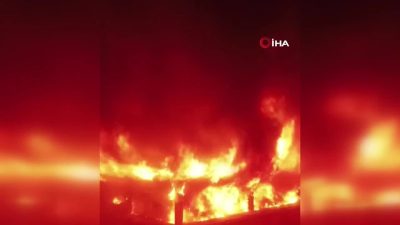 Hatay'ın Belen ilçesinde bulunan 3 katlı apartmanın çatısında çıkan yangın,