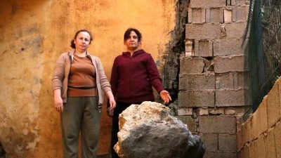 Hatay’da dağdan düşen kayaların isabet ettiği evlerde yaşayan vatandaşlar, depremden