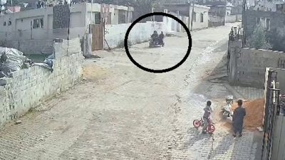 Hatay’da fren halatı kopan motosiklet, duvara çarparak durabildi. Güvenlik kamerasına