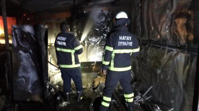 Hatay’ın Kumlu ilçesinde, Doğu Ayrancı Mahallesi’nde meydana gelen yangın, depremzede