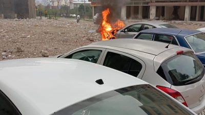 Samandağ’da bir otomobil alev aldı, yandı, kül oldu. 