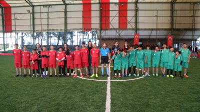 Hatay ilinde, konteyner kentte kalan depremzede öğrenciler için düzenlenen futbol