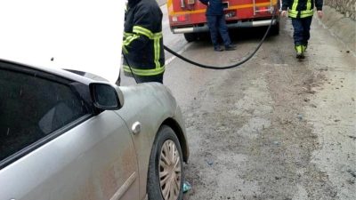 Hatay’ın Belen ilçesinde, seyir halindeki bir otomobilin motor kısmında çıkan