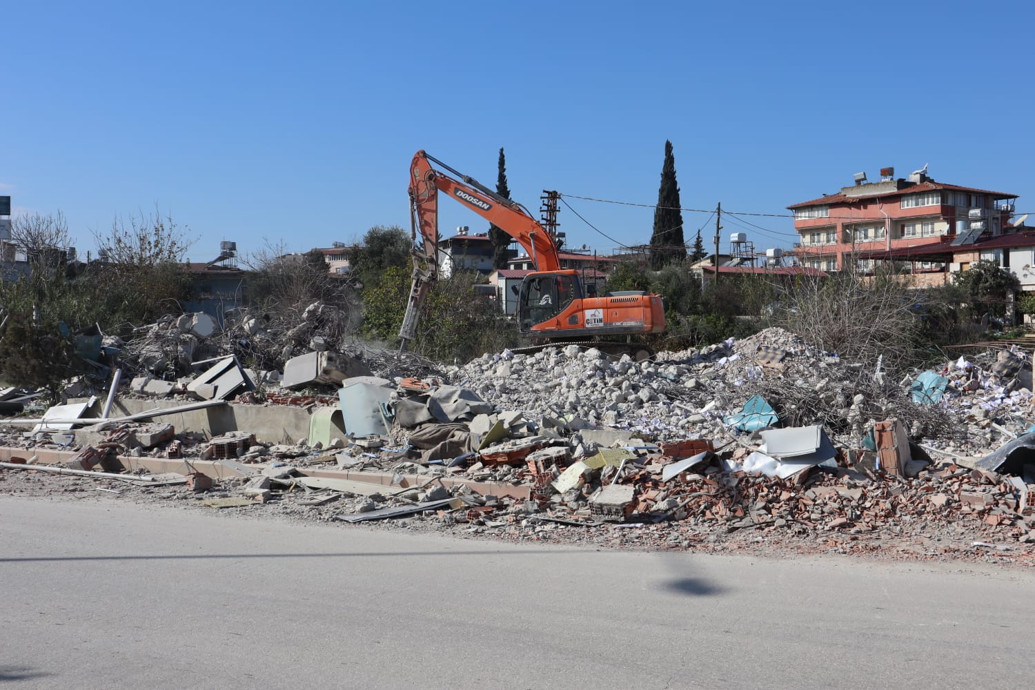 Ağır hasarlı Hatay Şoförler Odası yıkıldı