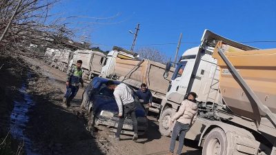 Hatay'ın Defne ilçesinde çukurlu yolların trafiği zorladığı bir olay Salı
