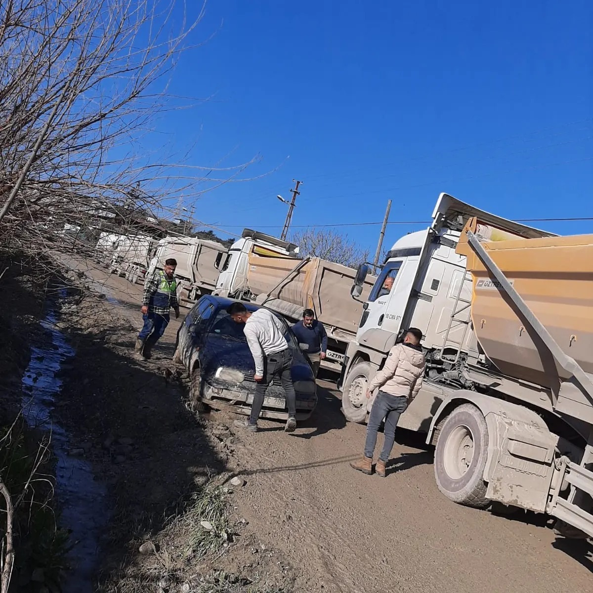 Hatay’da çukurlu yollar araçlara bela