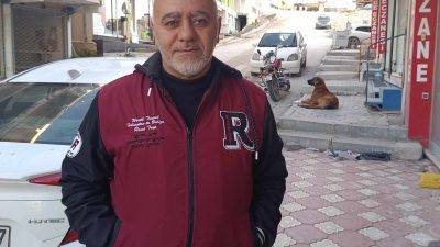 Hatay’ın Samandağ ilçesinde, sahipsiz köpeğin saldırısına uğrayan motosikletli ayağından yaralandı.​​​​​​​