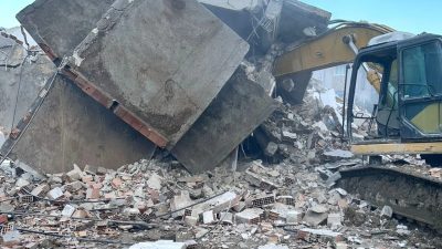 Kahramanmaraş merkezli depremlerin vurduğu Hatay’da, hasarlı binaların yıkım çalışmaları devam