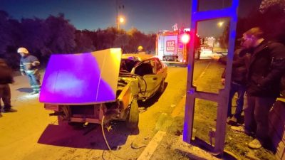 Hatay’ın Dörtyol ilçesinde elektrik direğine çarparak hurdaya dönen TOFAŞ’ın sürücüsü