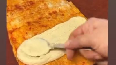 Hatay’ın İskenderun ilçesinde kebapçılık yapan Berkay Çivisöken, “humus dürüm” ile