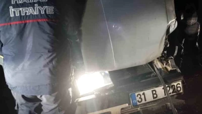 Hatay’ın Reyhanlı ilçesinde meydana gelen trafik kazasında 2 otomobil çarpıştı