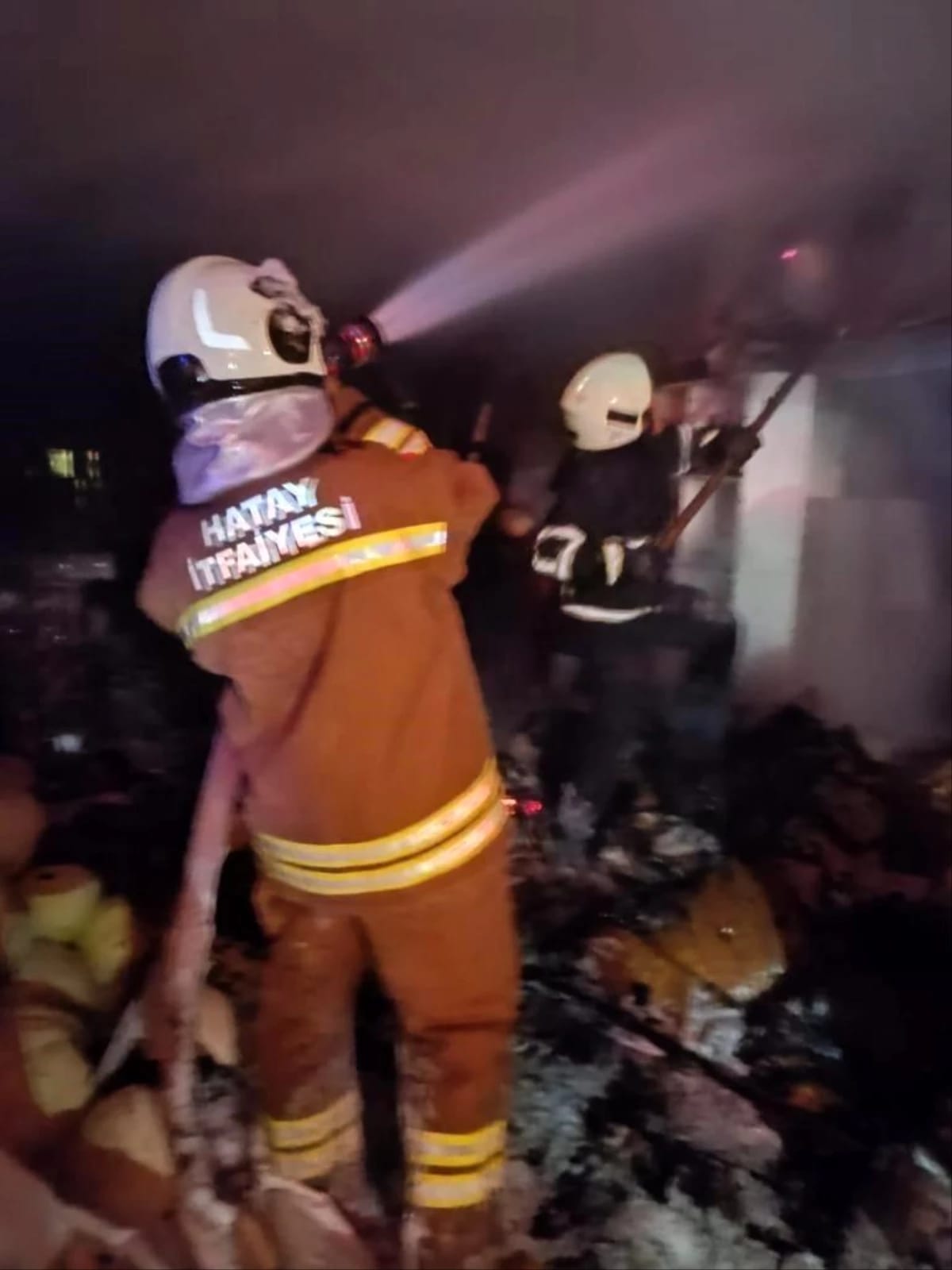 Hatay’da gıda deposunda yangın çıktı