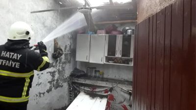 Hatay’ın Reyhanlı ilçesinde meydana gelen ev yangını itfaiye ekipleri tarafından