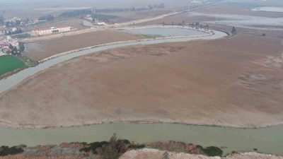 Kuvvetli yağışların etkisini yitirmesiyle göle dönen Amik Ovası'nda sular çekilmeye