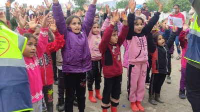 Hatay Büyükşehir Belediyesi mobil eğlence ve eğitim aracı çocuklarla buluştu.