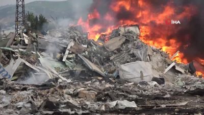 Hatay’da hafriyat atıklarının bulunduğu alanda çıkan yangın, vatandaşlar tarafından kovalarla