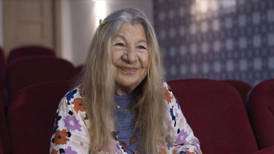 Tiyatro sanatçısı, yönetmen, şarkıcı ve eğitmen Ayla Algan hayatını kaybetti. Usta