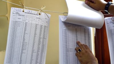 CHP Genel Başkan Yardımcısı Gül Çiftçi Binici, vatandaşların seçmen listelerini