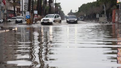 Hatay’ın İskenderun ilçesindeki sağanak yağış hayatı olumsuz etkilerken caddeler göle