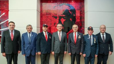 CHP Genel Başkanı Özgür Özel gazileri kabul etti. Cumhuriyet Halk